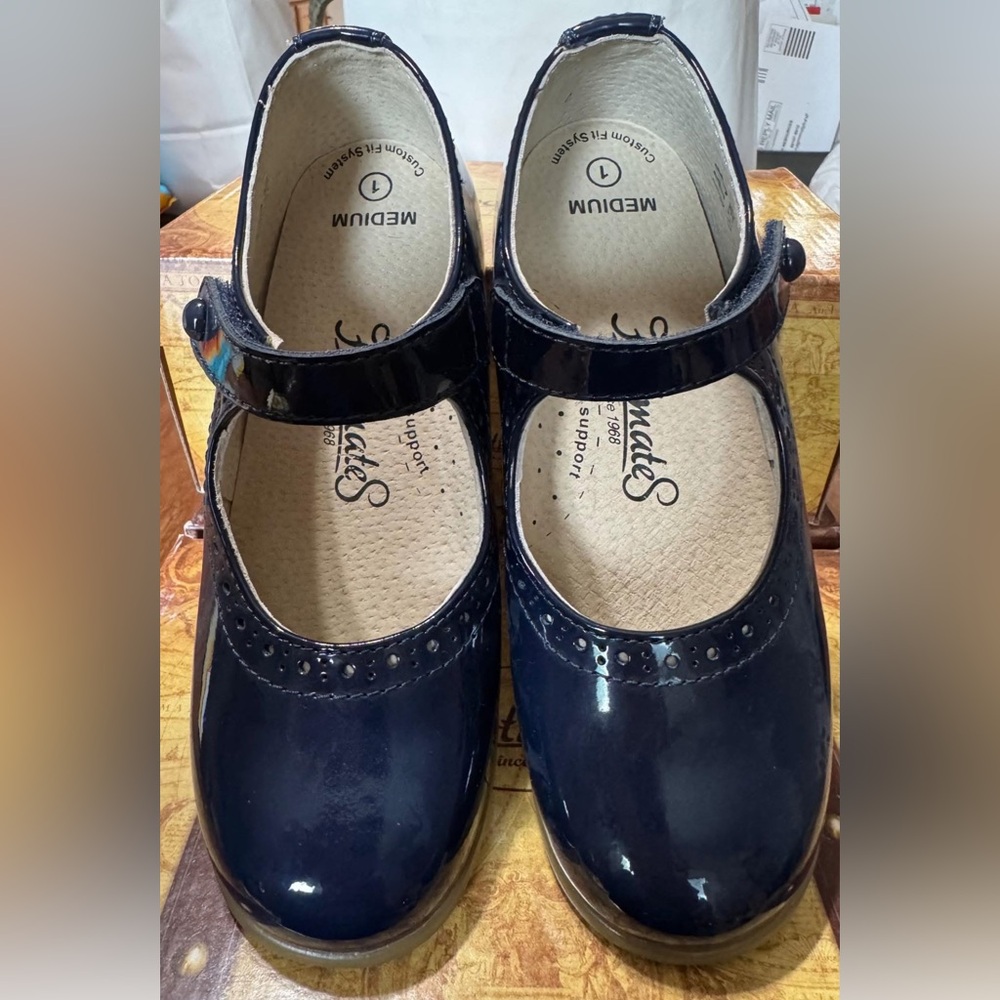 Footmates Navy patent girls Shoes w/both med and wide inserts